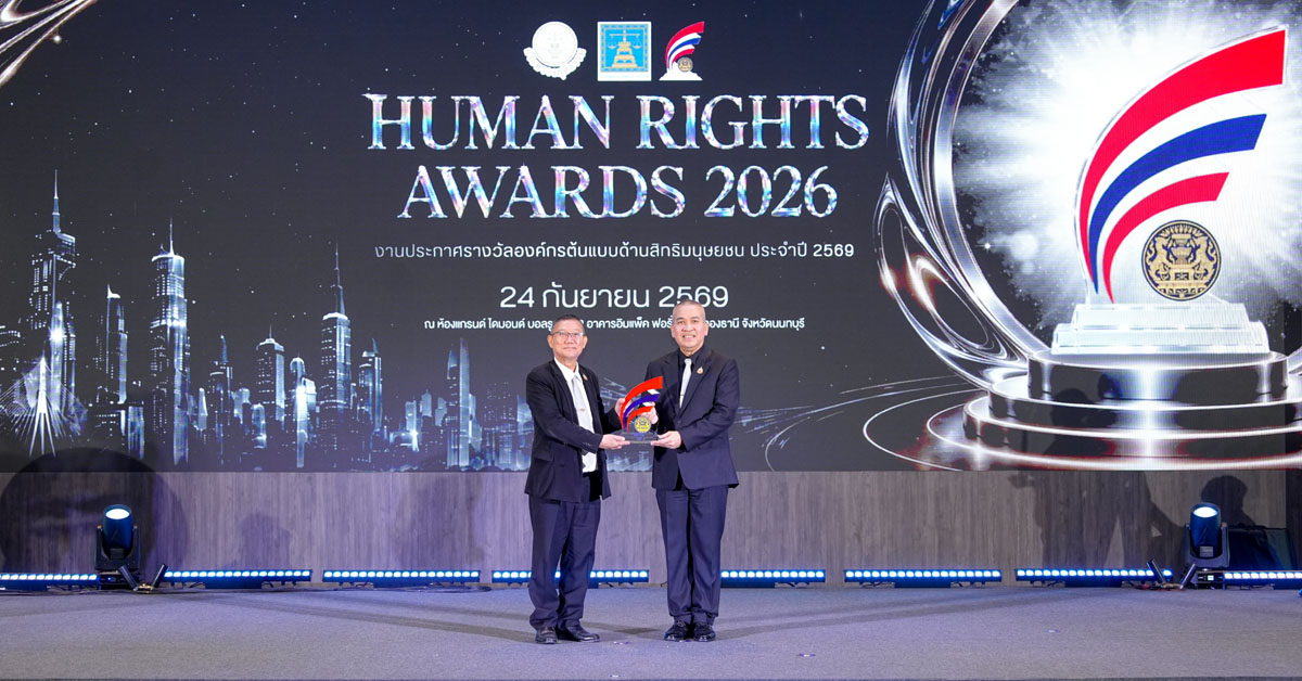 Khun Saenpithak Dechpanyarat, Company Director of CR3 Thailand, receives the Human Rights Model Organization Award 2026 on stage at IMPACT Forum, Muang Thong Thani.